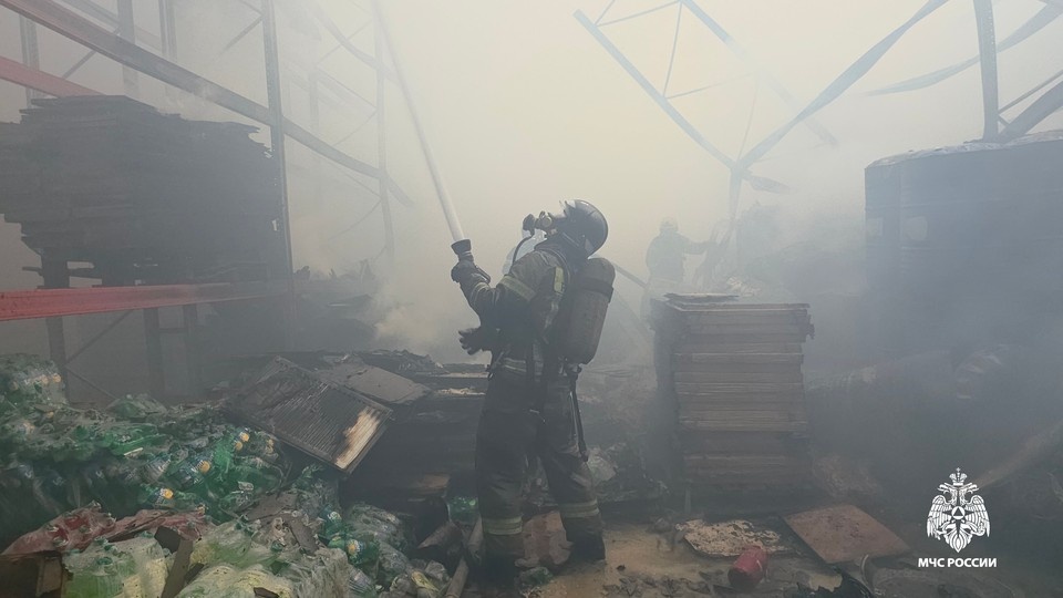    В Симферополе горит торговый склад. Фото: МЧС Крыма