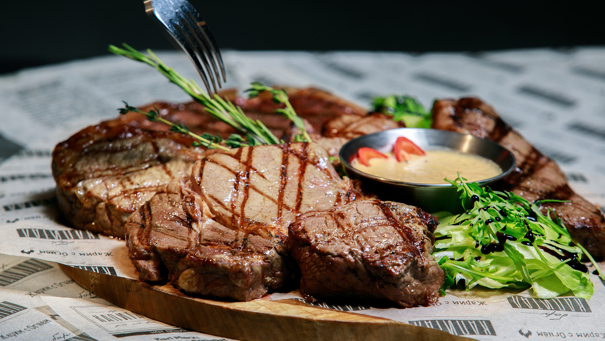    Стейки из говядины. Фото: Екатерина Сикорская / Global Look Press