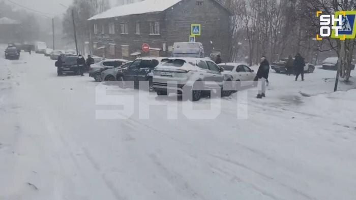 В одном из районов региона в ДТП попали 15 автомобилей. Фото © Telegram / SHOT