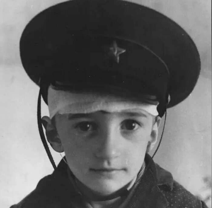 Александр Лыков в детстве повредил позвоночник.