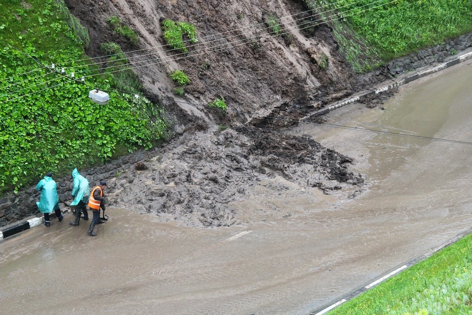    Селевой поток накрыл жилой квартал и дорогу. Роман ИГНАТЬЕВ