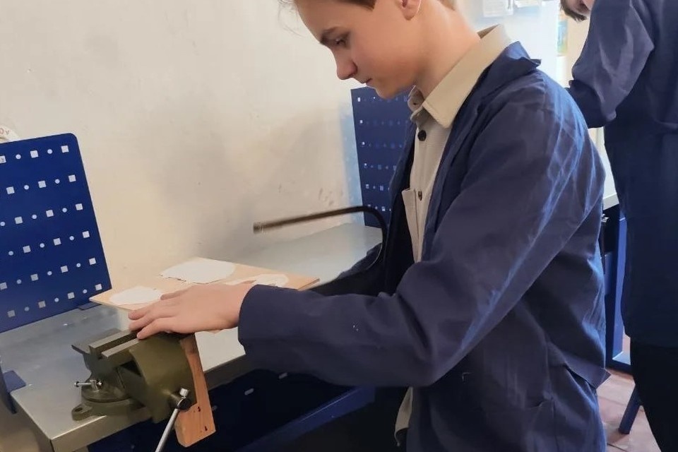    Теперь на уроках школьники не только изучают теорию, но и на практике отрабатывают жизненно важные навыки. Фото: ТГ/Толстыкина