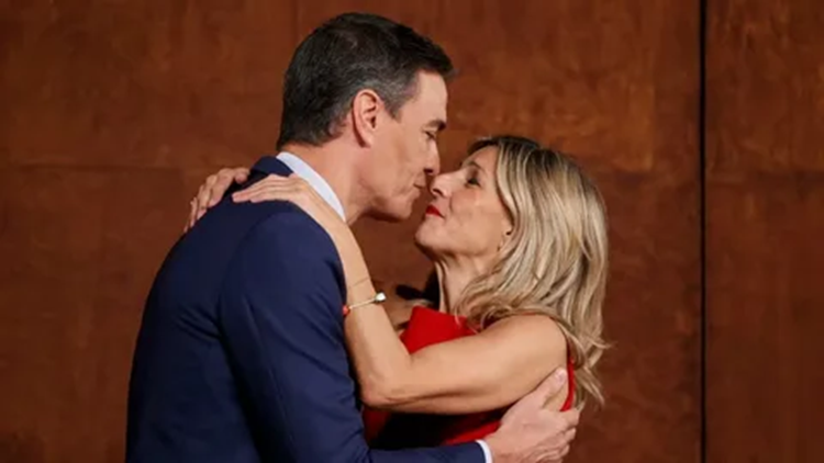 Социалист Педро Санчес с коммунисткой Иоландой Диас