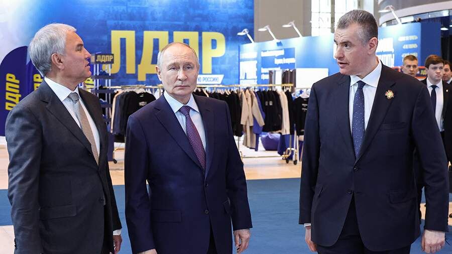 Путину показали подаренную Каддафи в 90-е годы Жириновскому бедуинскую накидку