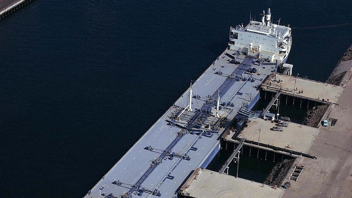    танкер у причала