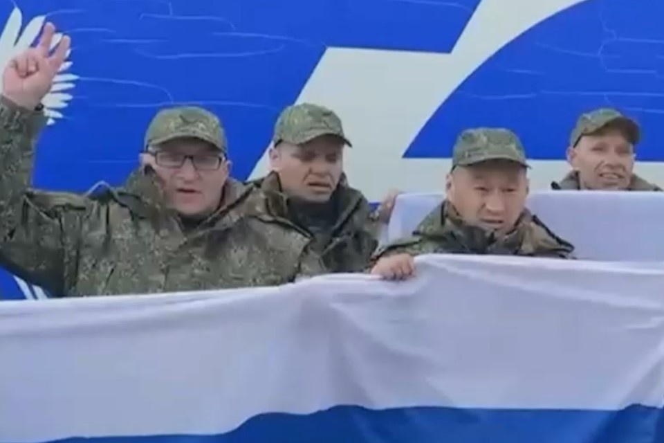    Минобороны РФ опубликовало видео возвращения 193 российских пленных с Украины, фото: скриншот из видео