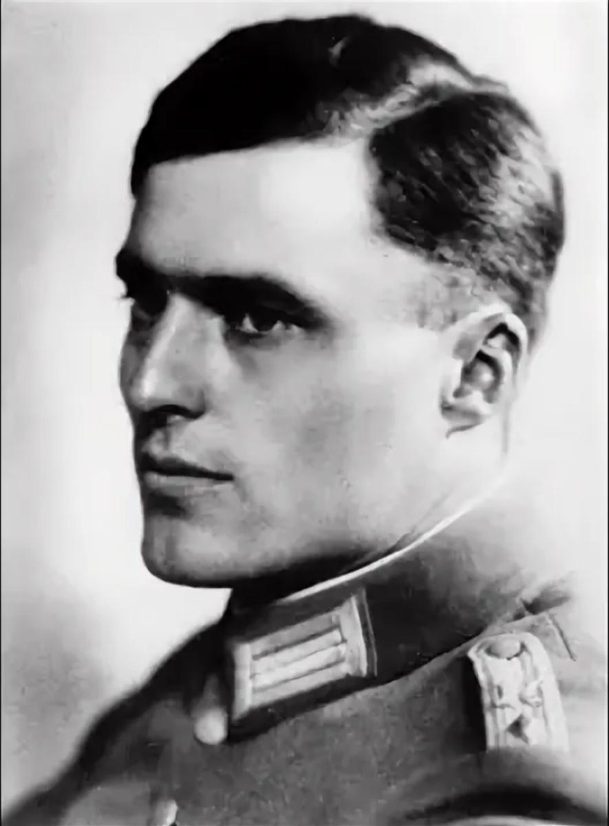 Граф Клаус фон Штауффенберг — полковник вермахта, активный участник движения Сопротивления против национал-социализма, осуществивший 20 июля 1944 года покушение на Гитлера.