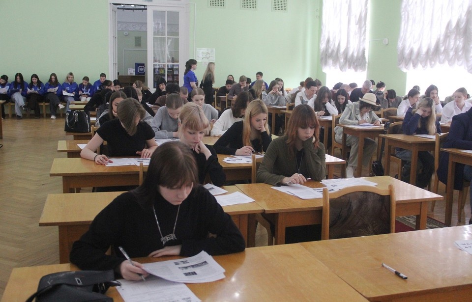    Также часть вопросов касалась специальной военной операции. Фото: Дана Азизова.