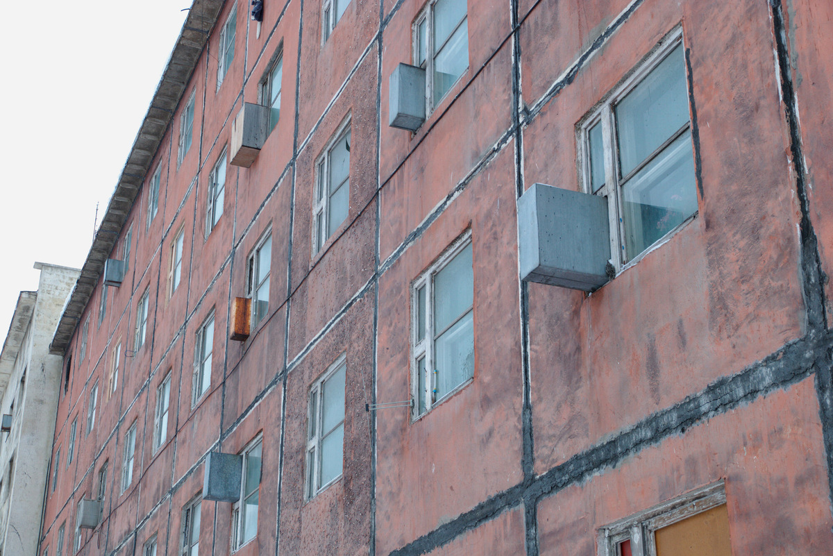 Типичные чукотские холодильники в Певеке. Фото: Boris Solovyev / Wikimedia