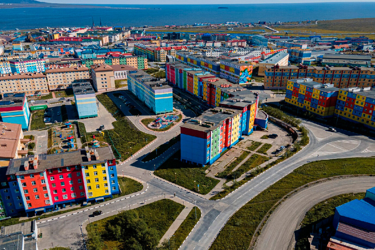 Вечную мерзлоту Анадыря раскрашивают улицы с разноцветными домами Фото: bkdrf.ru / Wikimedia