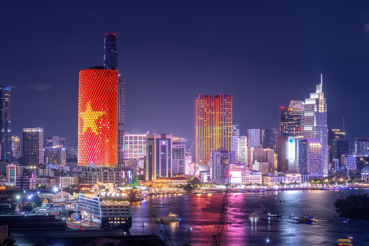 , фото: CravenA/Shutterstock/Fotodom.ru📷Ночной Хошимин