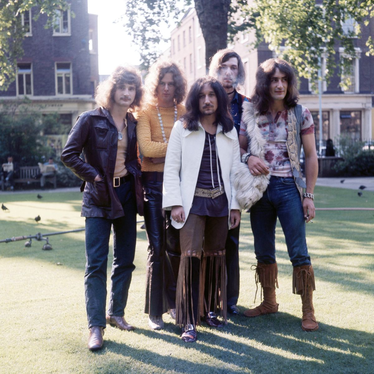 Uriah Heep образца 1970 года. Слева направо: Дэвид Байрон (ведущий вокал), Пол Ньютон бас-гитара, вокал), Мик Бокс  (гитара, вокал), Кит Бэйкер (ударные), Кен Хенсли (клавишные, гитара, вокал). Вроде бы профессиональный фотограф снимал, но музыканты расставлены крайне неудачно (Бэйкера совсем не видно), против солнца. Снимок редкий, сделан во время фотосессии в Лондоне 25 июня 1970 года. Фото из открытых источников в Интернете 