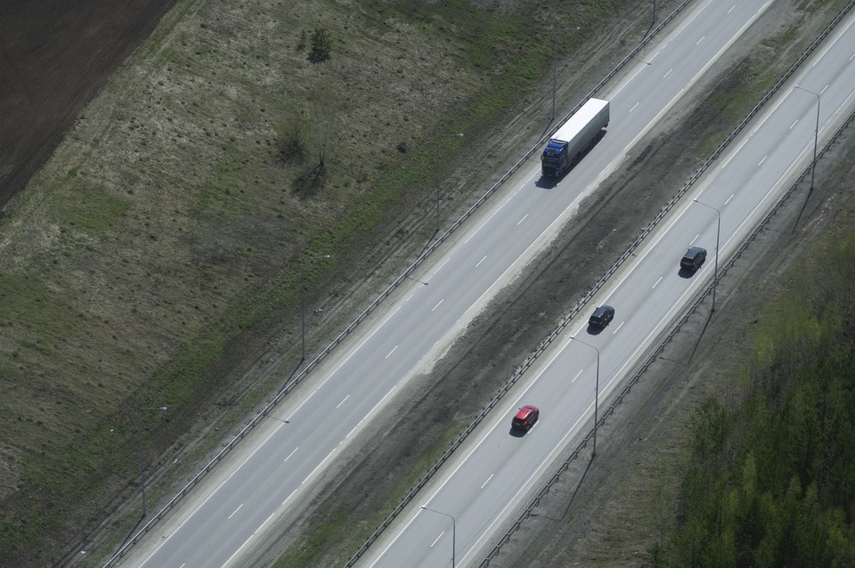    Асфальт в жару теряет прочность, а тяжелые машины ускоряют его деформацию Алексей БУЛАТОВ