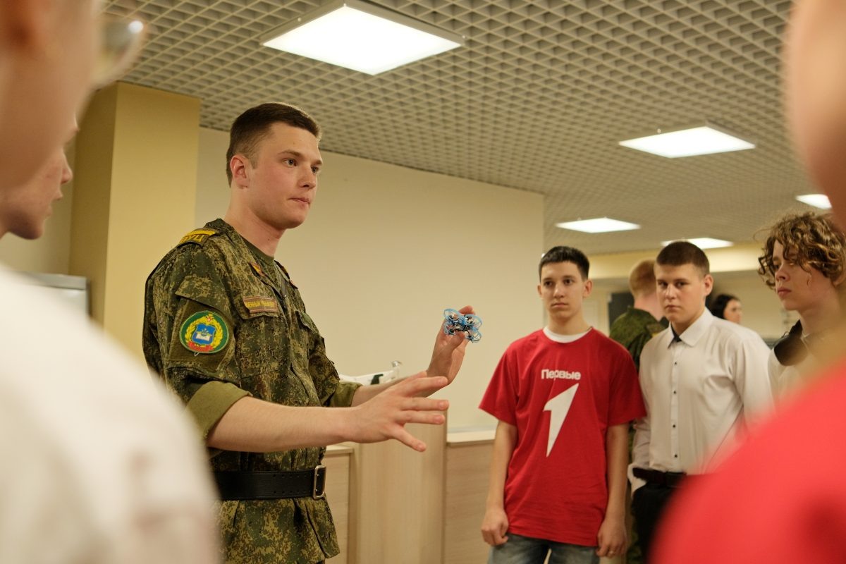    В Нижнем Новгороде для более чем 150 школьников прошла серия мастер-классов и встреч с представителями современных военных профессий