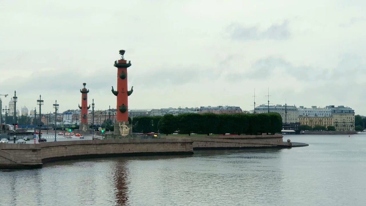 Ростральные колонны раньше были маяками для кораблей, заходящих в Петербург. В большие чаны наливали масло и поджигали. Сейчас огонь на колоннах горит по особым датам, например на День города. Фото: Сергей А. / Яндекс Карты