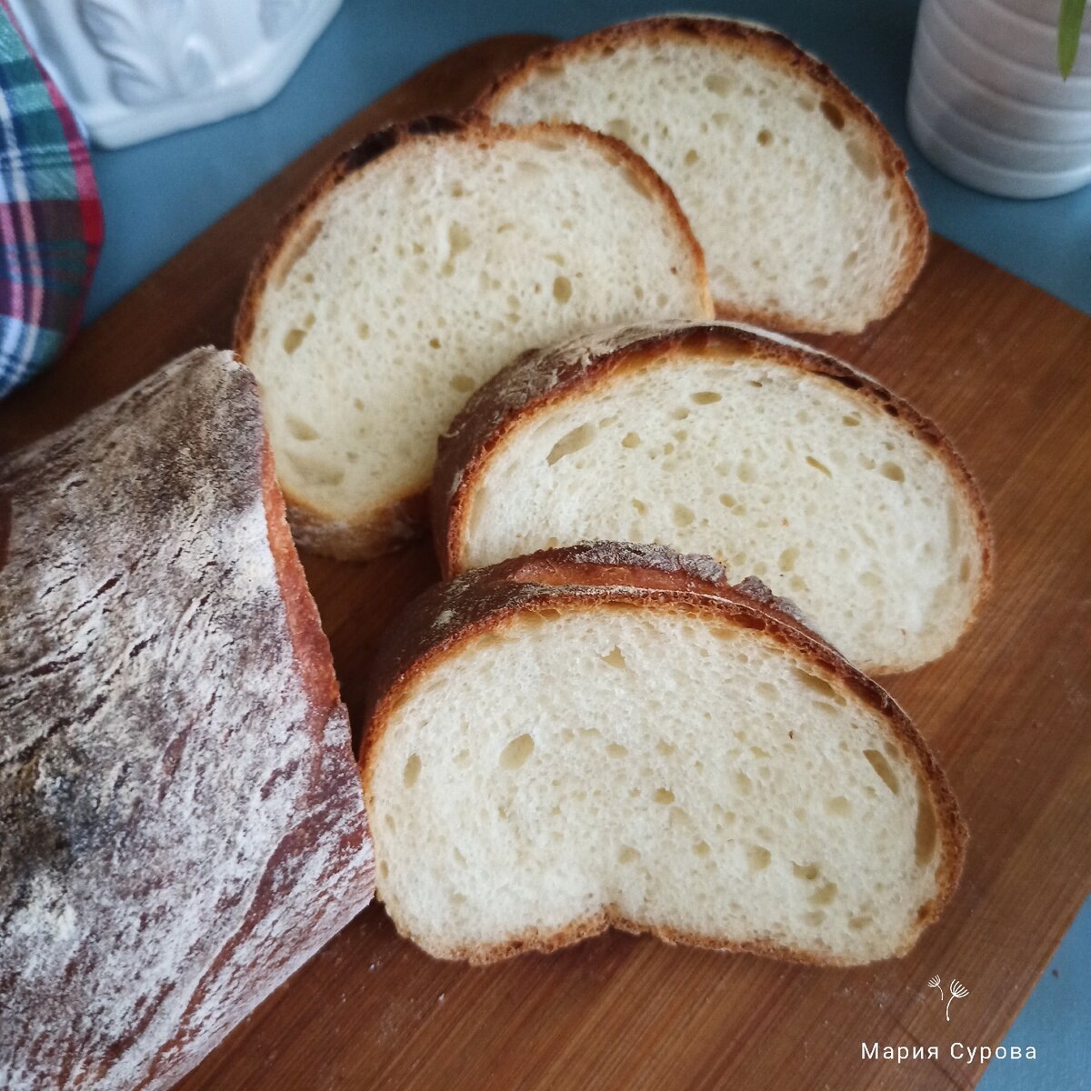 Свежий батон, нарезанный на кусочки через 40 минут после того, как я его вынула из печи.