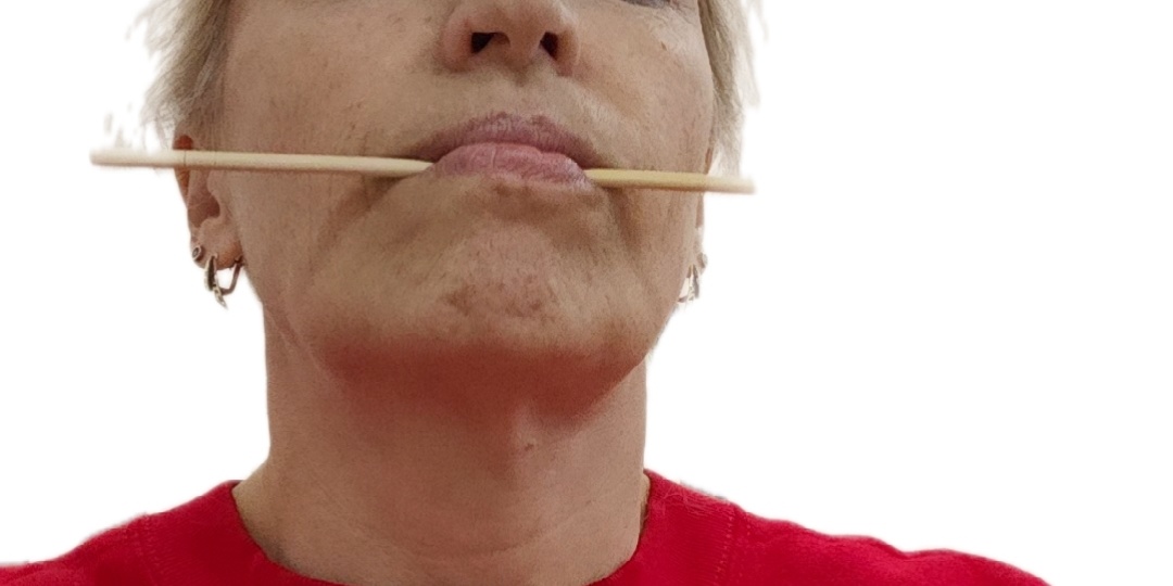 Секрет подтянутого лица и бодрого настроения с помощью спицы для вязания.