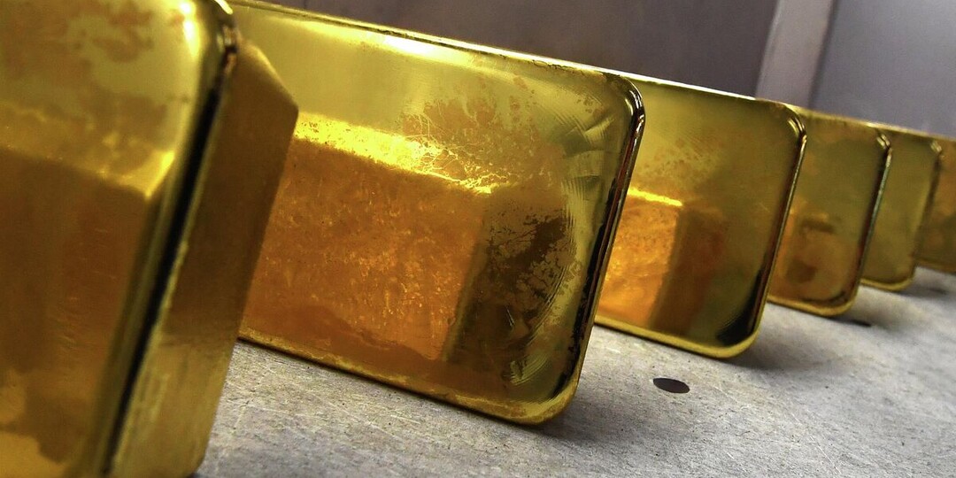Цены на золото готовятся завершить неделю снижением