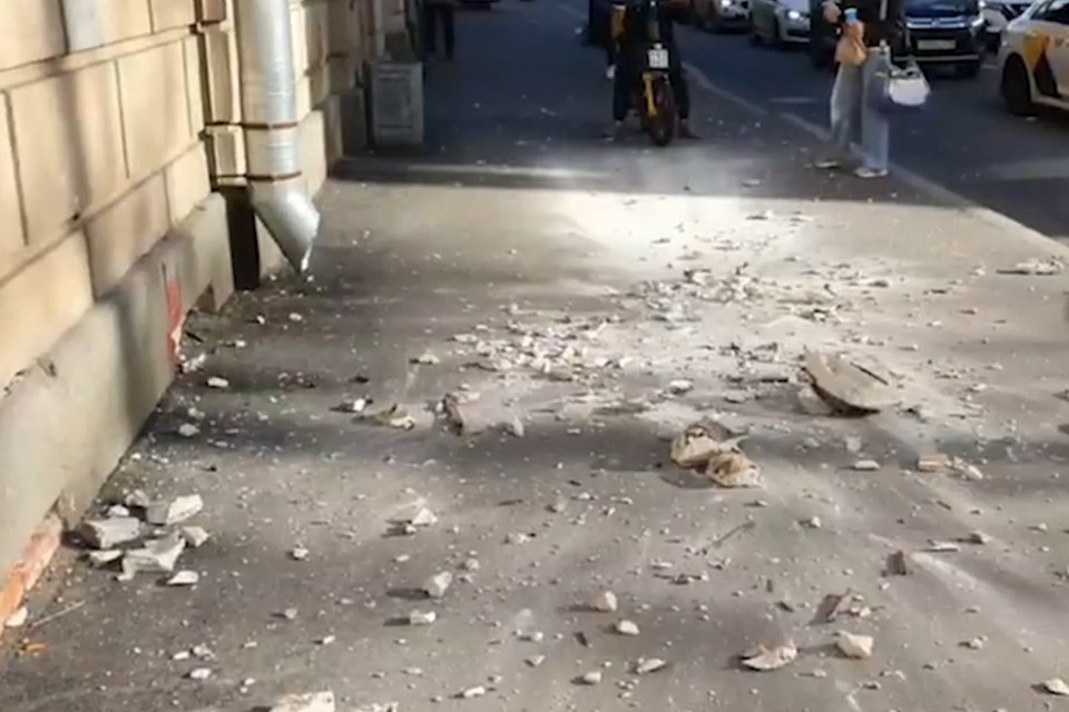    В Петербурге рухнула часть фасада на Каменноостровском проспекте. Фото: tvspb.ru