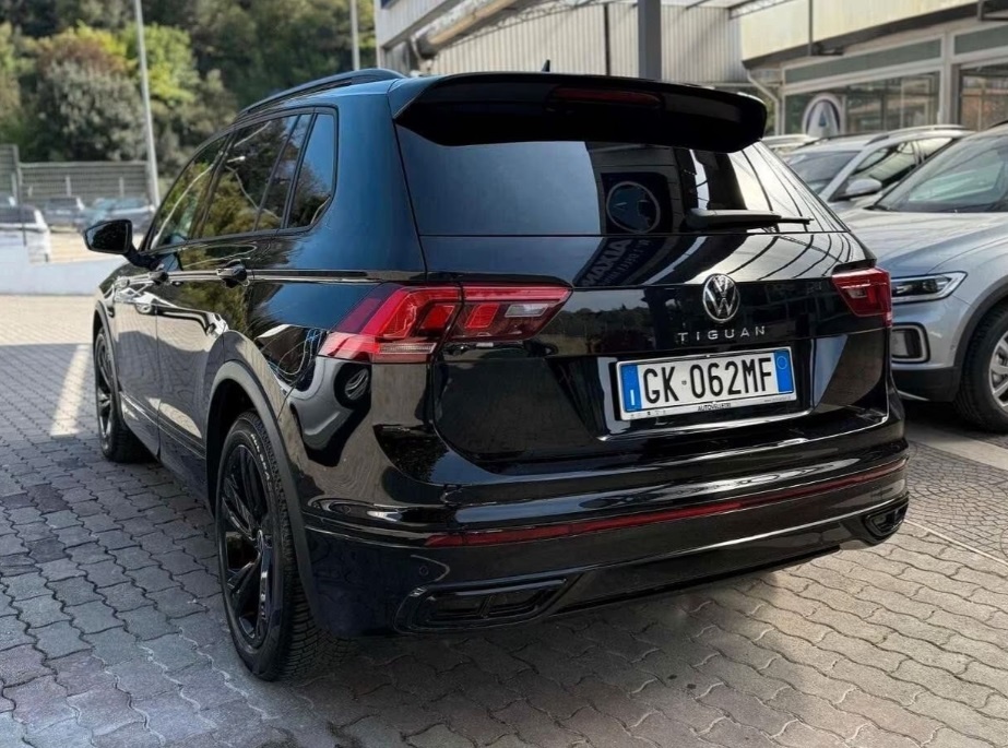 Именно этот автомобиль водителю пообещали привезти.