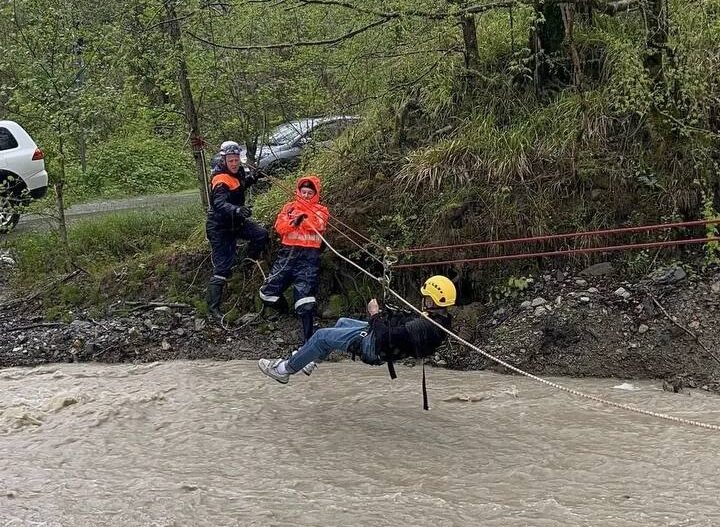В Сочи пятерых человек отрезало от дома разлившейся рекой