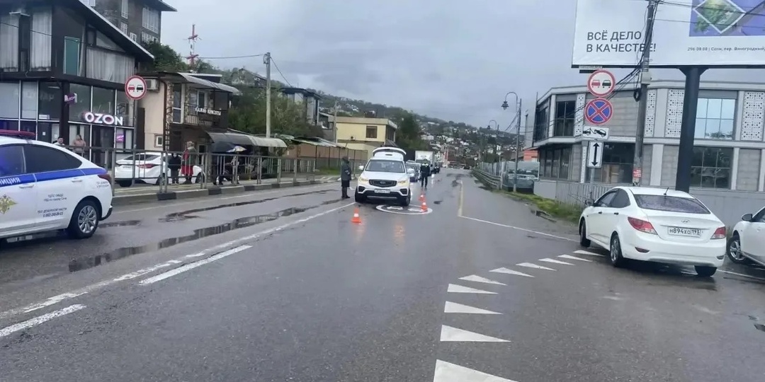 Двое подростков на скутере пострадали после столкновения с авто в Сочи