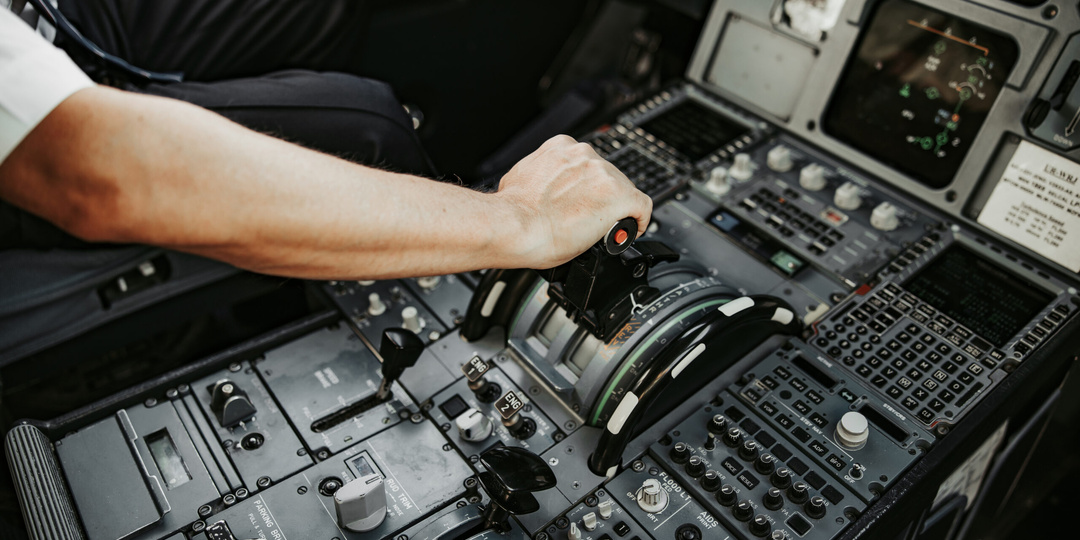 Переполненный самолет изменил маршрут из-за неопытного пилота