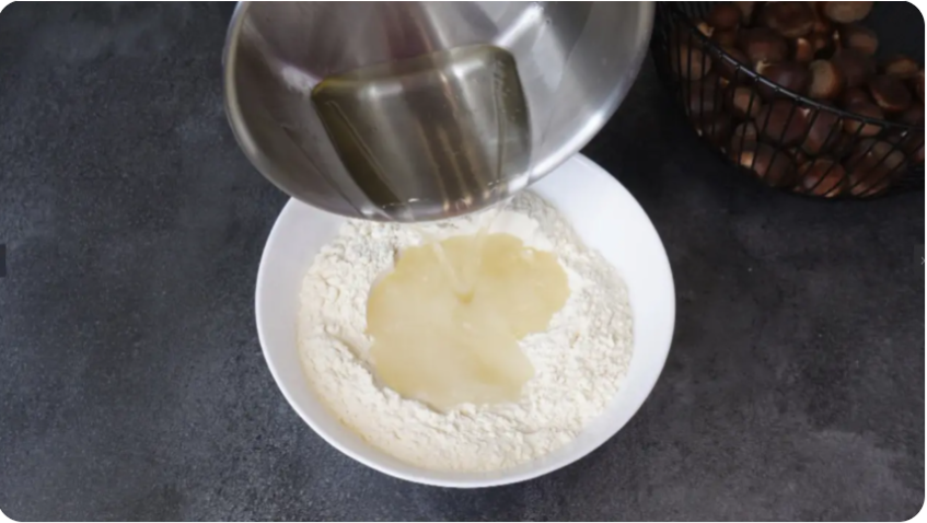 Заливаю муку кипятком и на противень, вкуснятина необыкновенная. Всегда так делаю и Вам... советую