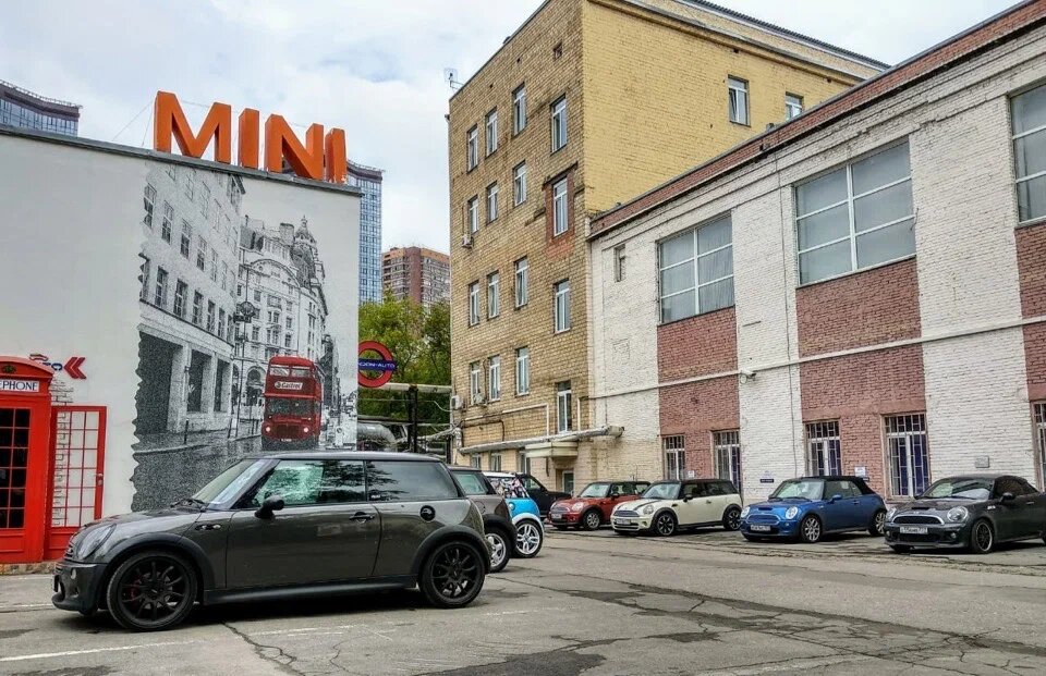   Единовременно в ремонте может находиться до 28 автомобилей MINI. Ждут запчасти, в работе и на выдачу.
