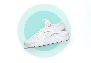 Соль, реагенты и лужи: когда обуви в городе нужна химчистка, а когда достаточно домашнего ухода