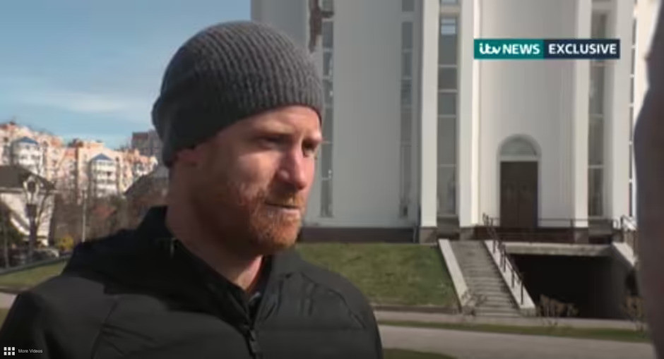 Принц Гарри дал интервью и назвал себя "частью королевской семьи", британцы возмущены