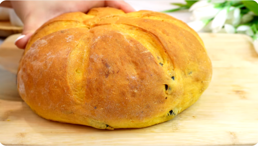 Его сметают с пылу с жару, а на следующий день он так же мягок и ароматен. Рецепт хлеба, который стал настоящей легендой в моей семье...