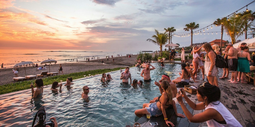 Туристы пожаловались на соседство отелей с крематориями на Бали