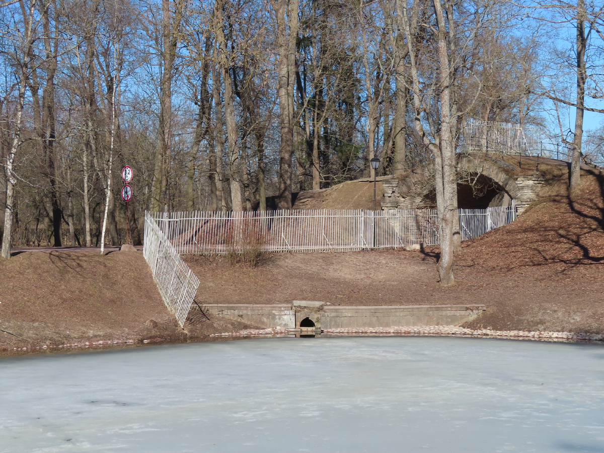 Продолговатый пруд. В центре снимка труба для перетока воды  в Крестовый канал. Справа - Малый Каприз