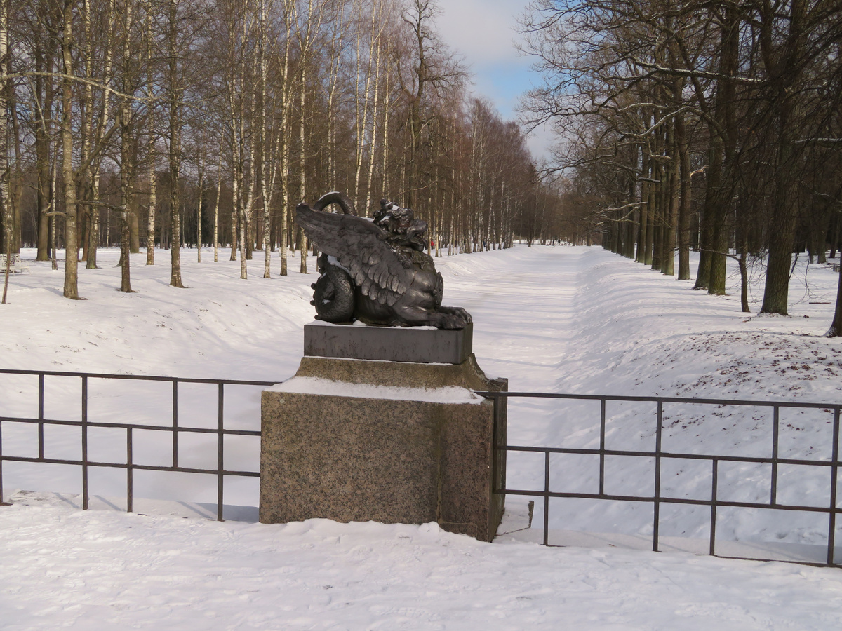 Крестовый канал. Фигура дракона на драконовом мосту