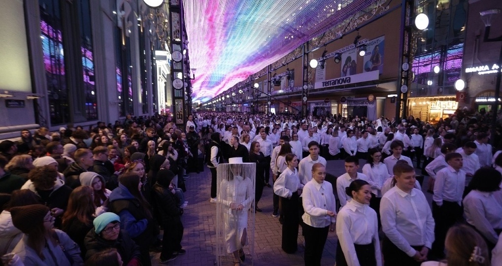 Екатеринбург попрощался с медиаэкраном на Вайнера. Фото, видео