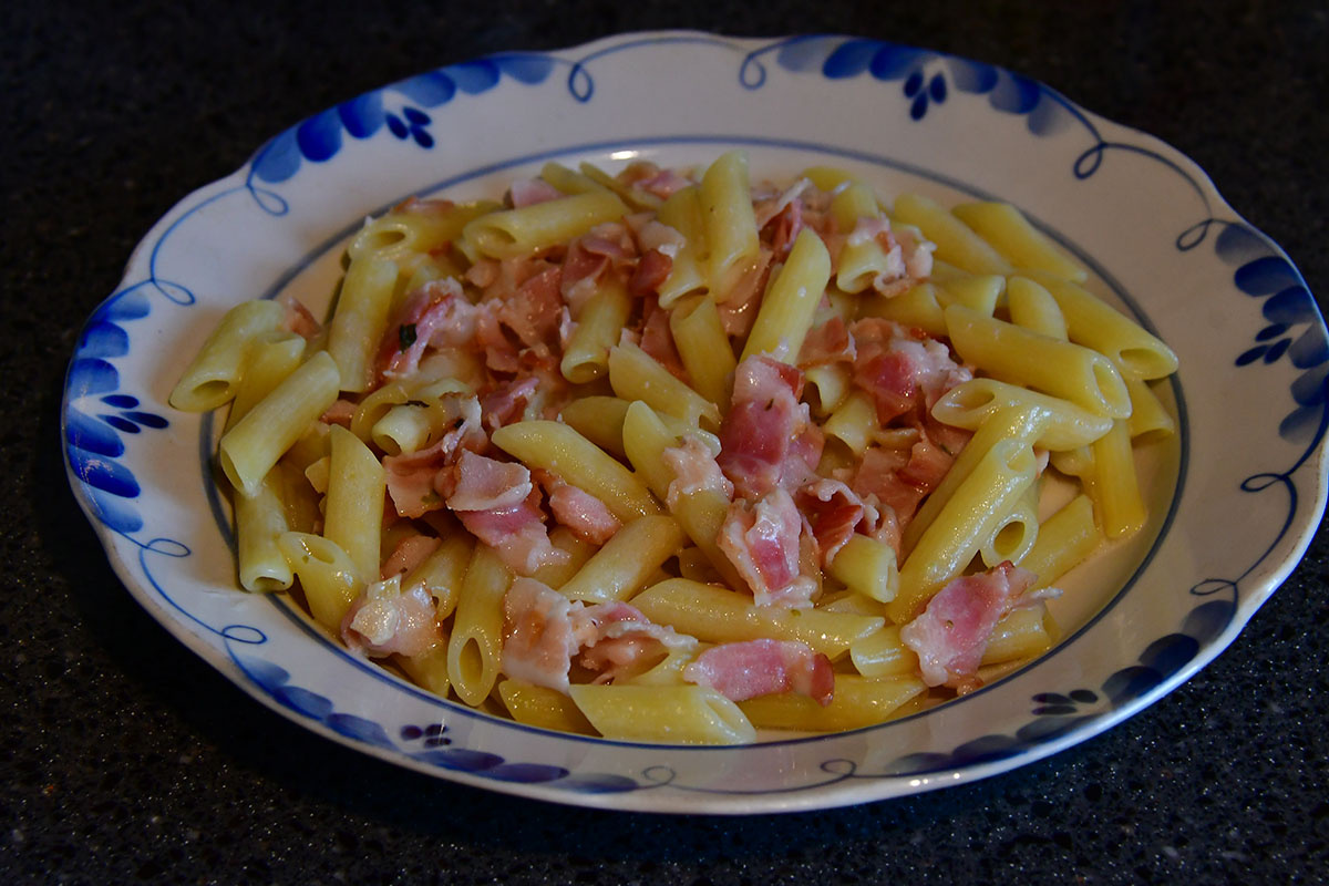 Макароны с сырокопченым беконом