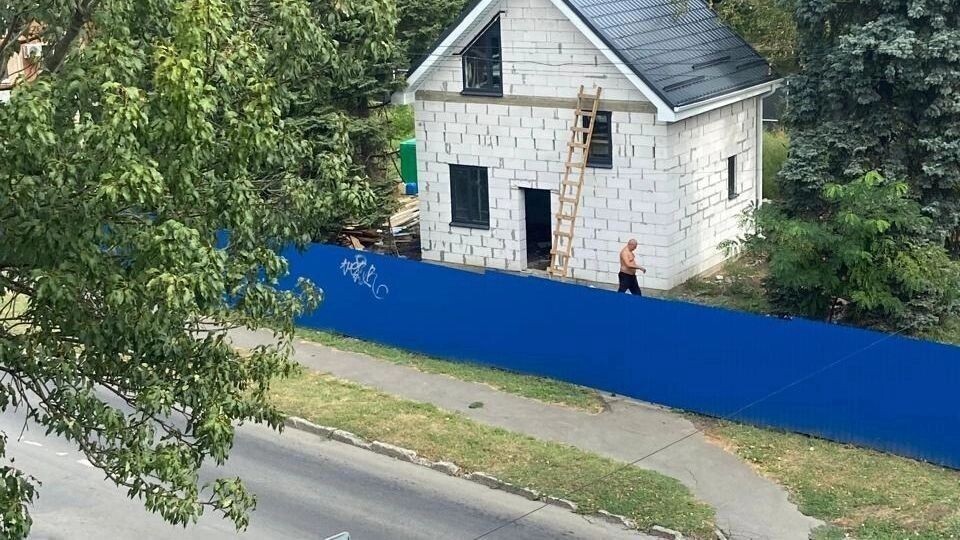    Вскоре, на месте вырубленных многолетних деревьев на улице Зеленой в Ростове, появилось некое строение    читатели / rostovgazeta.ru