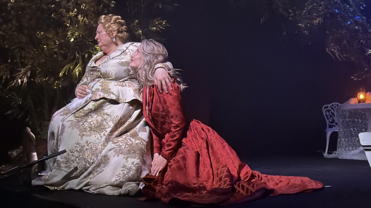     Cцена из спектакля «Касатка» Театра на Трубной / RT