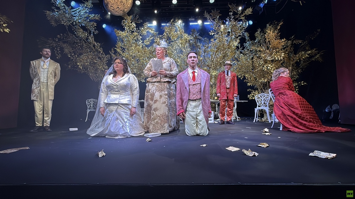     Cцена из спектакля «Касатка» Театра на Трубной / RT