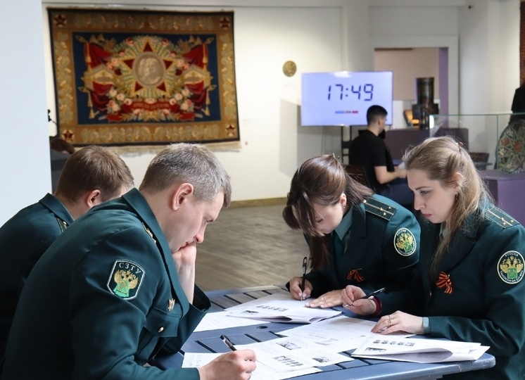 «Письмо герою» написали участники акции «Диктант Победы» в Изборске