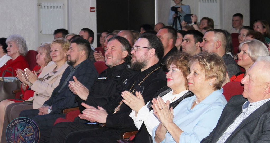 👤 Бюрократы на параде: как прошёл день подвига и «бумажной войны» в Доме культуры