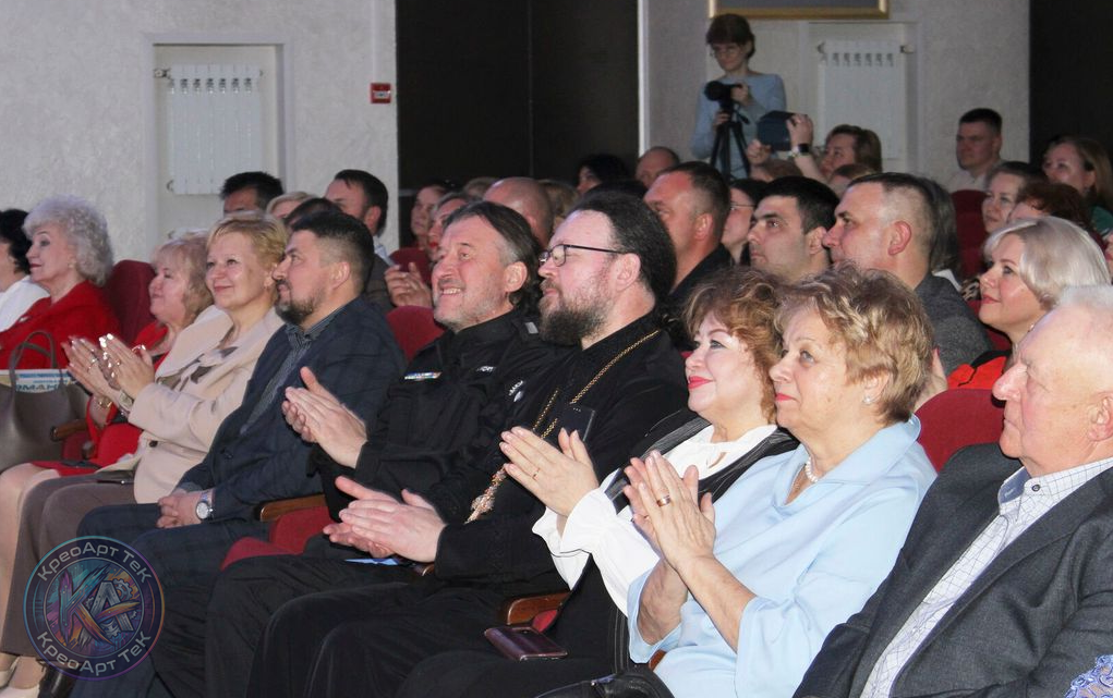 Бюрократы на параде: как прошёл день подвига и «бумажной войны» в Доме культуры