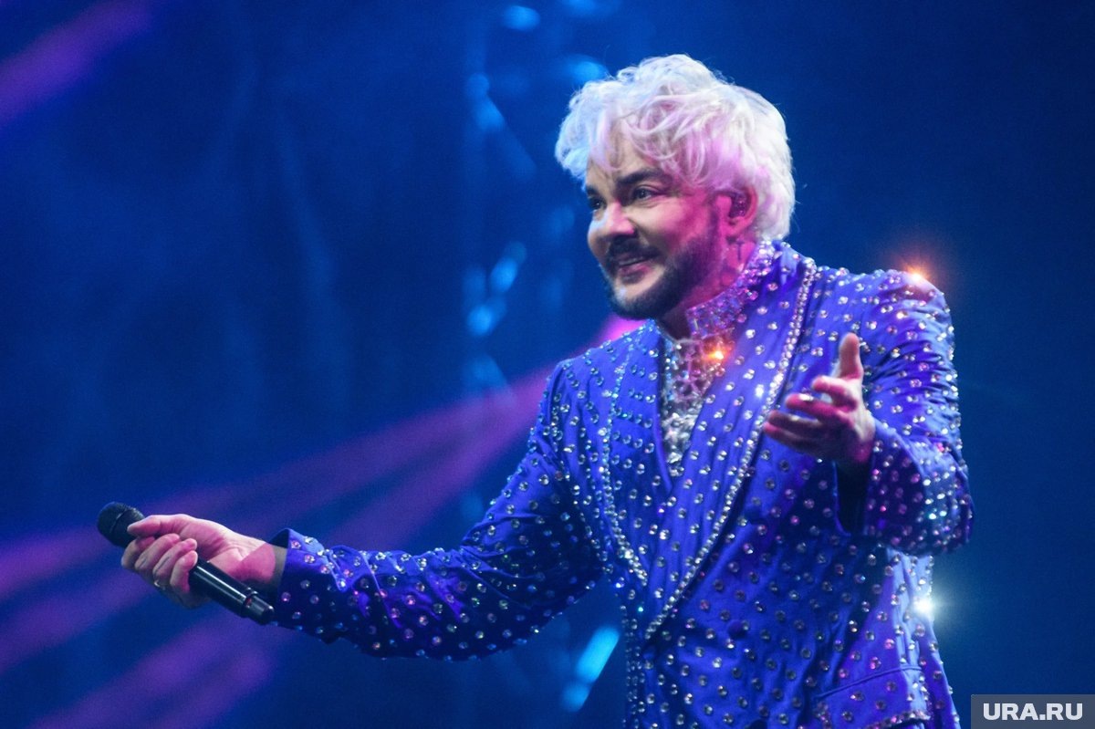     По мнению певца, глупо запрещать покупки Balenciaga, поскольку русские все равно найдут обходные пути