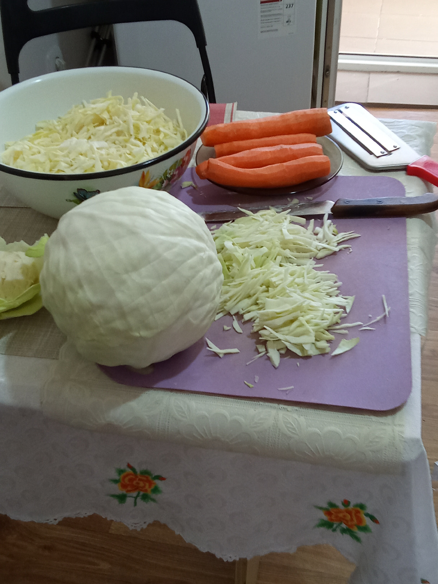  Капуста и морковь готовы.