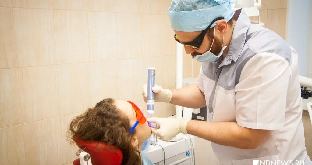 Врач перечислил заболевания, которые может спровоцировать зубной налет