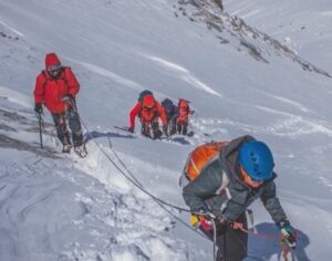 Поиски в горах: четверых участников группы из семи человек обнаружили в районе перевала «26 Съезда партии»