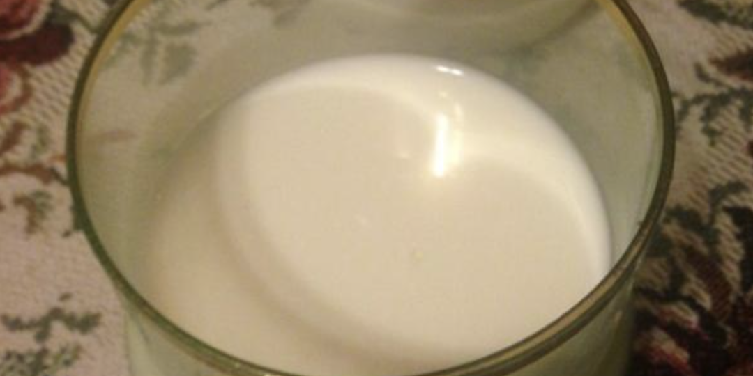 Почему стакан молока на ночь работает как снотворное: ответ науки