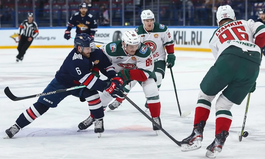    Матчи между «Ак Барсом» и «Металлургом» всегда отличаются напряженной борьбой. Фото: ХК «Металлург»