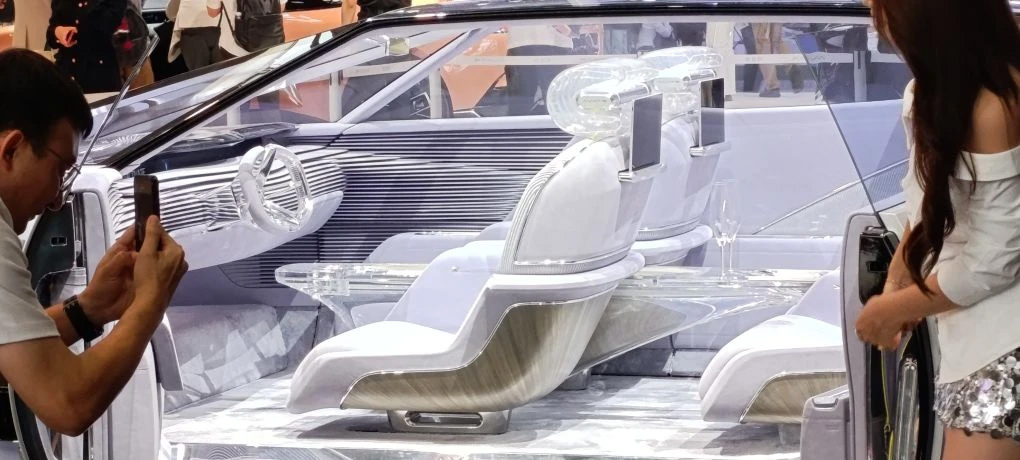 В салоне множество прозрачных элементов — руль, подлокотники, часть сиденья. 